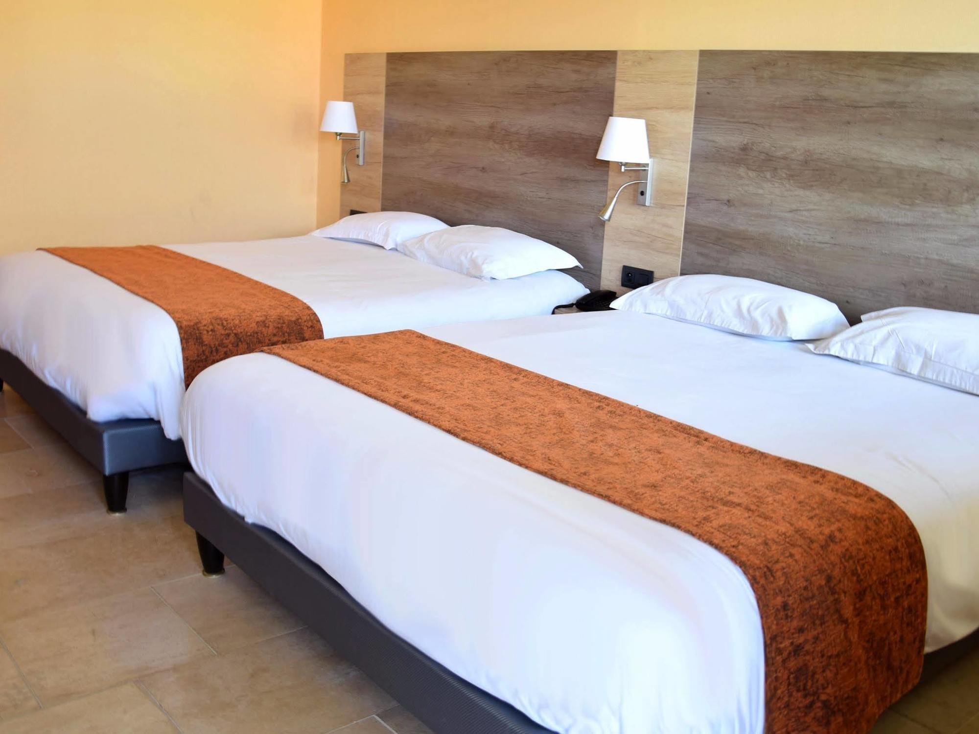 Logis Des Sources Hotel Creney-pres-Troyes Екстериор снимка